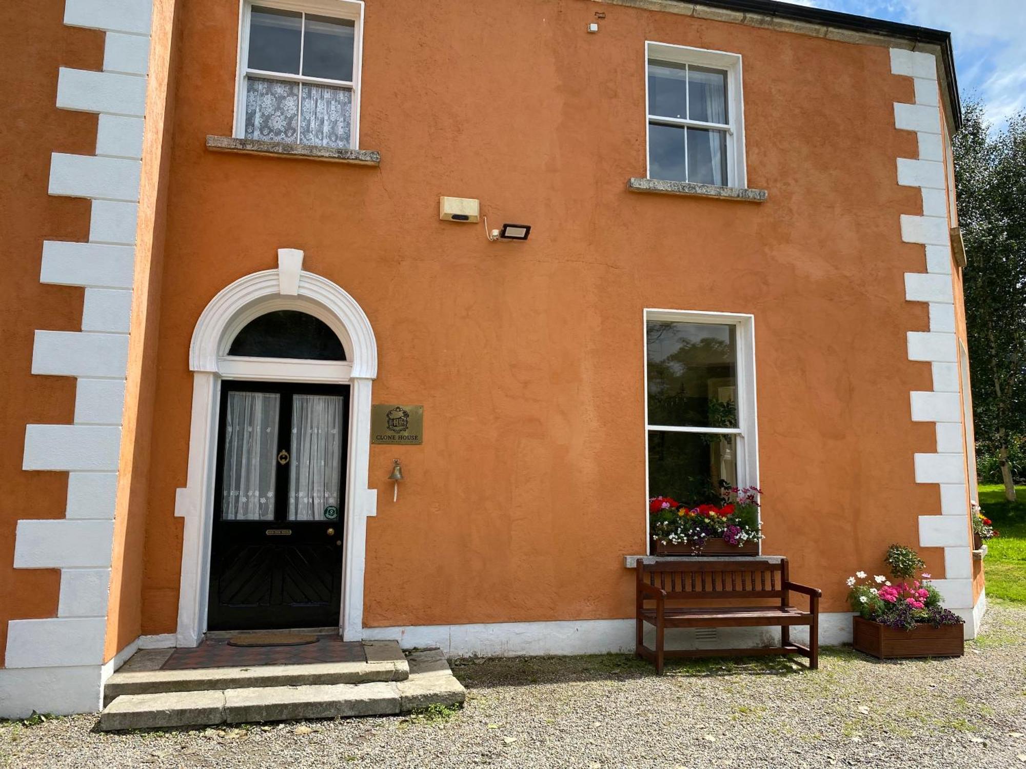 Clone Country House Aughrim Exterior foto The front door of the old schoolhouse