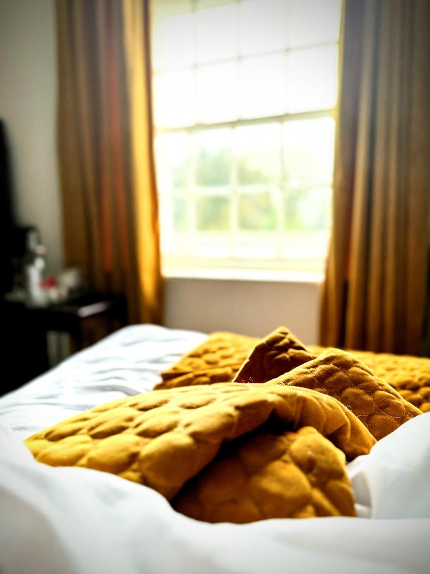 Clone Country House Aughrim Exterior foto A bed with a duvet