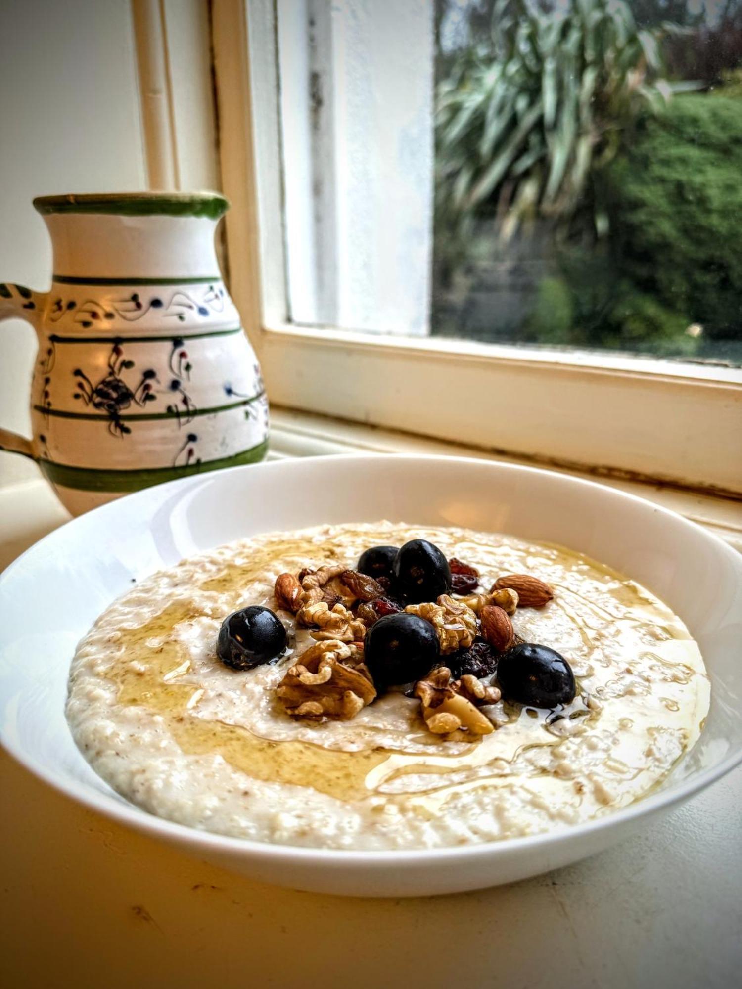 Clone Country House Aughrim Exterior foto Oatmeal with blueberries and walnuts