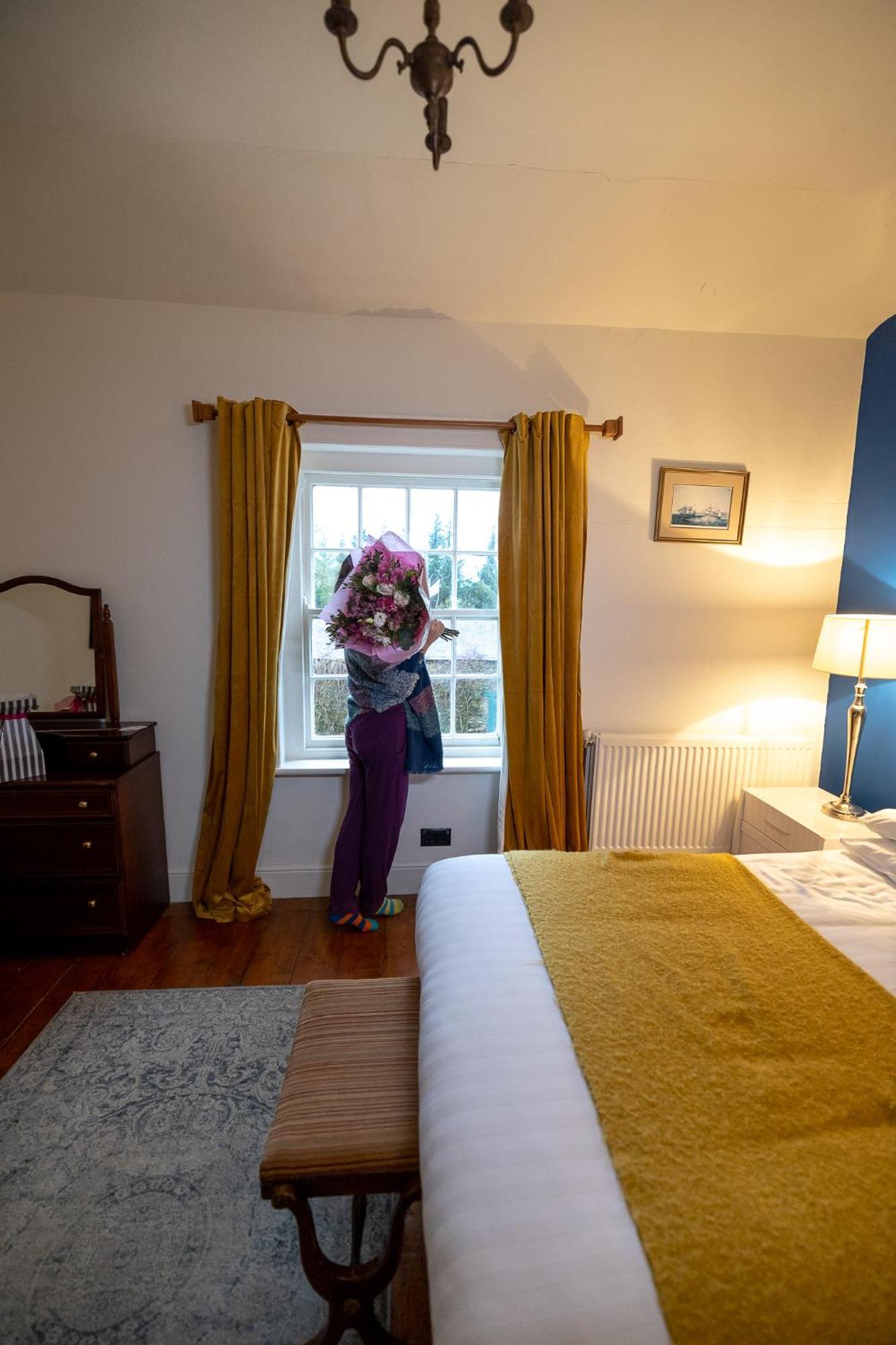 Clone Country House Aughrim Exterior foto A woman with a bouquet of flowers