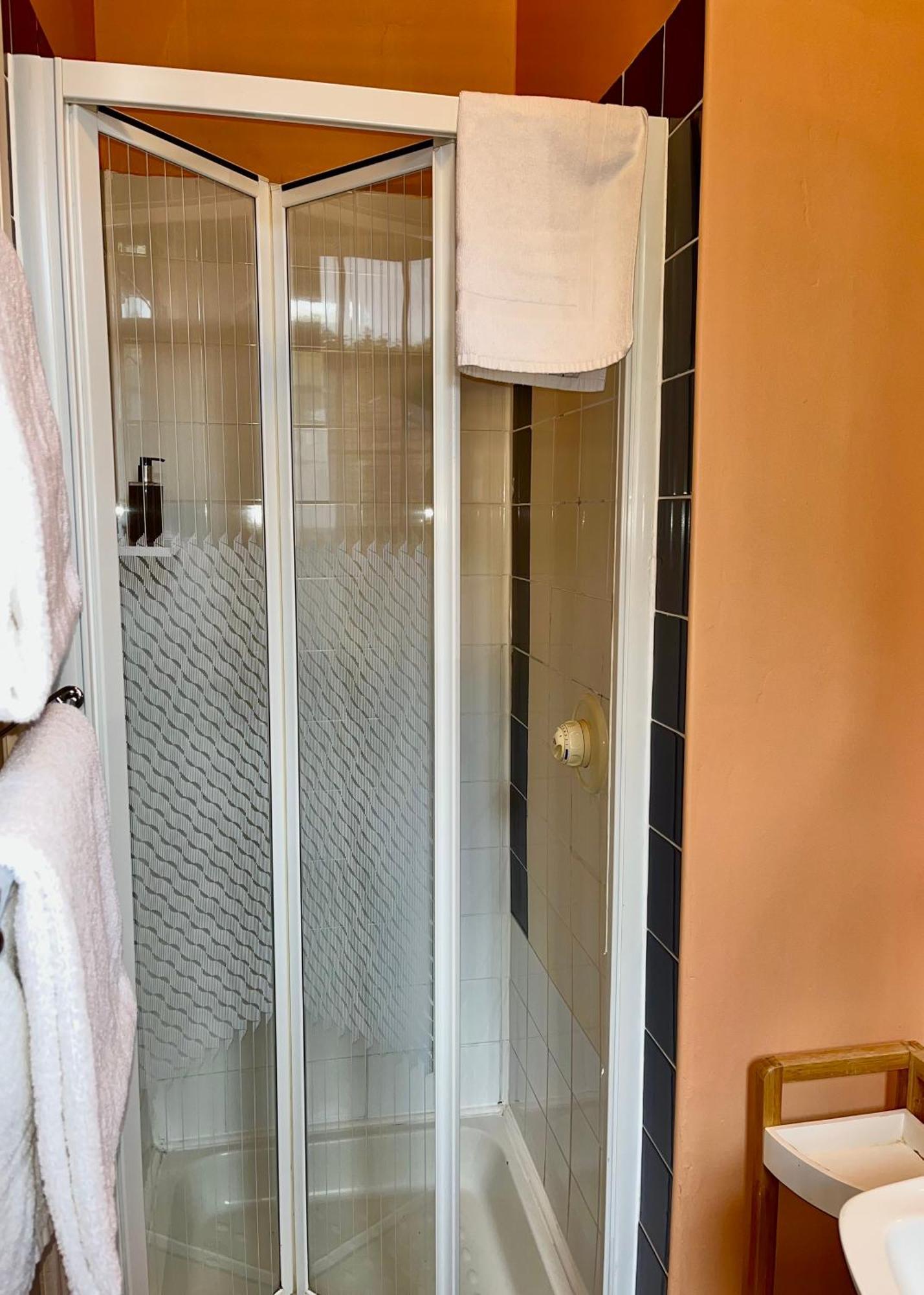 Clone Country House Aughrim Exterior foto A shower cubicle