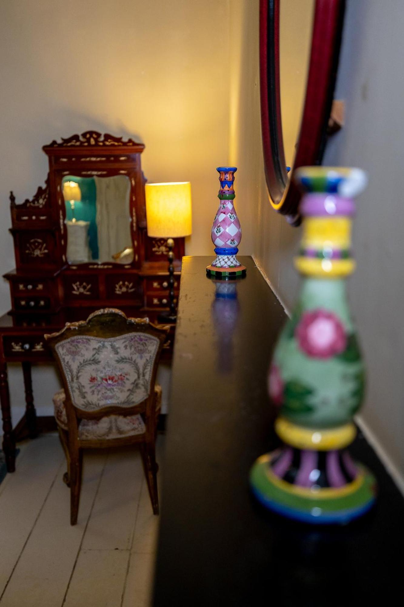 Clone Country House Aughrim Exterior foto A dressing table in a bedroom