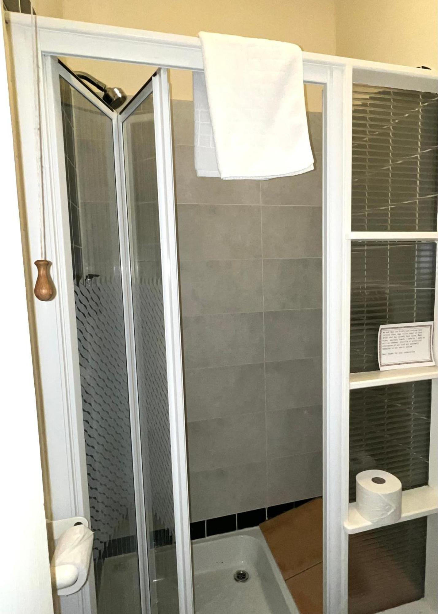 Clone Country House Aughrim Exterior foto A shower door