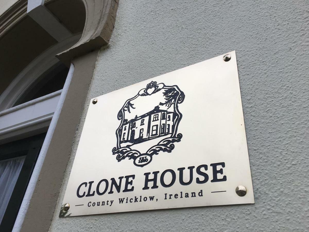Clone Country House Aughrim Exterior foto The plaque on the front of the house